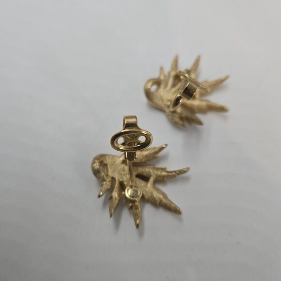 Vintage Crown Trifari Leaf Clip-On Earrings Brushed Gold Tone Excellent Conditio - Picture 3 of 5